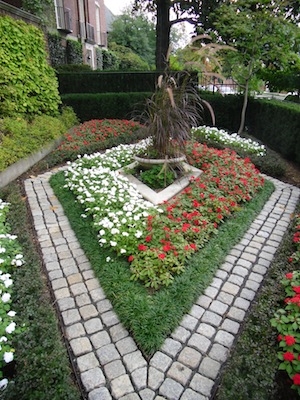 Garden In Layers to Make the Most of Small Landscapes